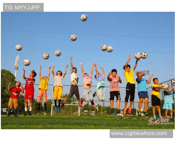 足球明星趣味打闹视频合集展现球场外的欢乐瞬间与友谊时刻